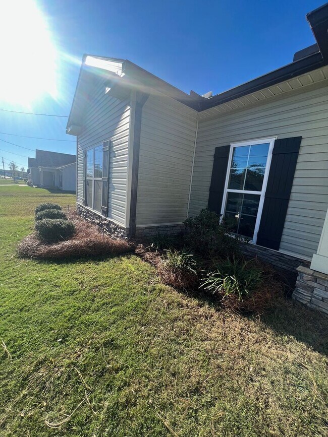 Building Photo - PRICE REDUCED! - 4 Bedroom/2 Bathroom  Home in Thomson, Georgia just off the Bypass