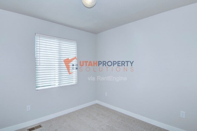 Building Photo - 992 W 380 S