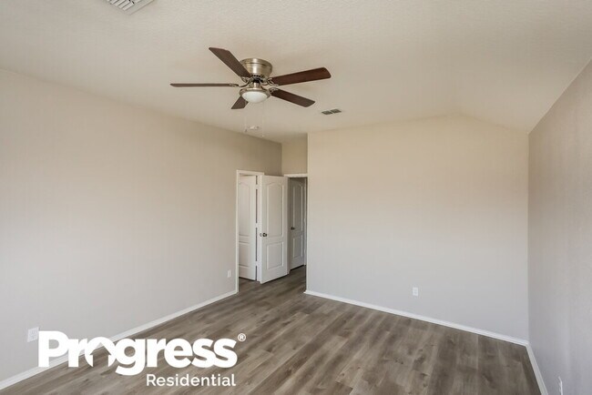 Building Photo - 6918 Meadow Bend Dr