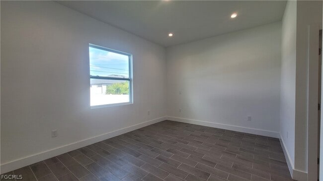 Building Photo - 412 SW 28th Ave