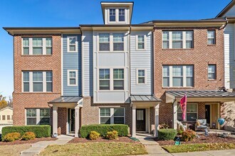 Building Photo - Gorgeous 3-Bed, 3.5-Ba Townhouse w/ Office in Downtown Apex