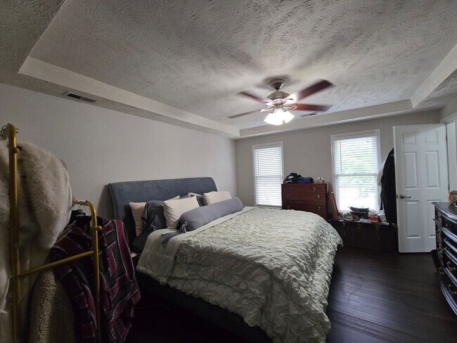 Building Photo - 111 Greentree Dr