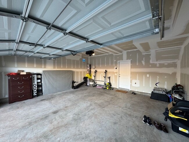 Building Photo - Modern 4 Bed 3.5 Bath Interior Townhome In...