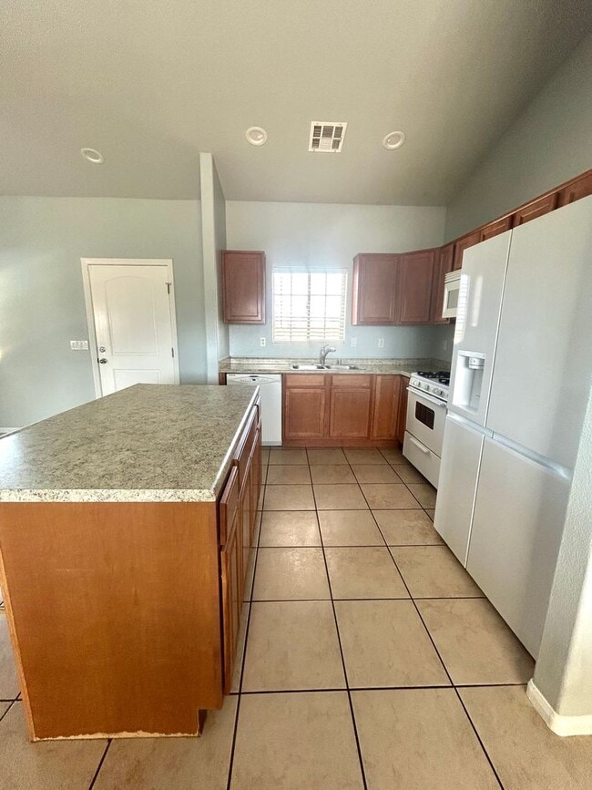 Building Photo - 3 Bedroom with open floor plan