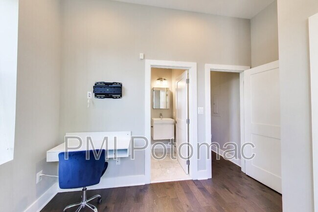 Building Photo - 1839 D St NE