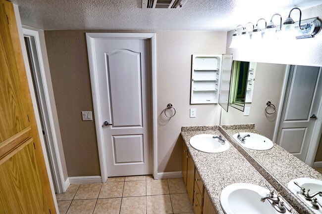 Building Photo - Great Upper Condo at Tuscan Villas, Hacienda and Decatur
