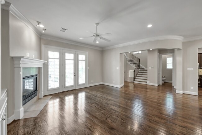 Building Photo - 2101 Elmen St
