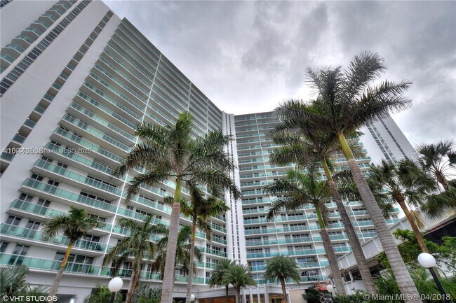 Building Photo - 100 Bayview Dr