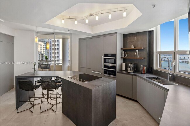 Building Photo - 808 Brickell Key Dr