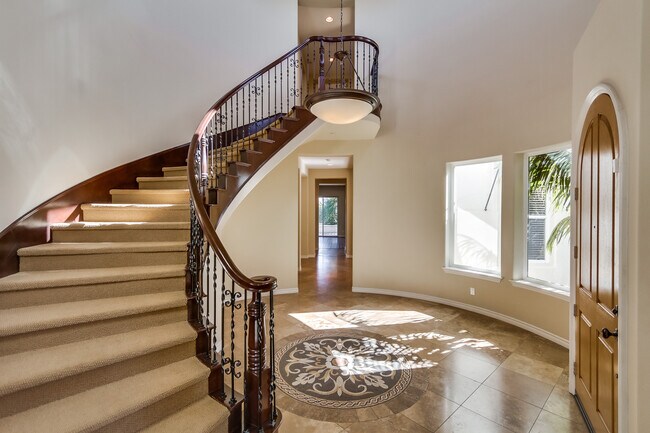 Building Photo - Beautiful 4 bedroom, 4.5 bathroom Home in the Varadero Community