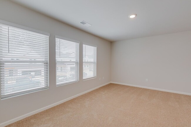 Building Photo - Spacious 5-Bedroom, 3-Bath Home in Prime F...