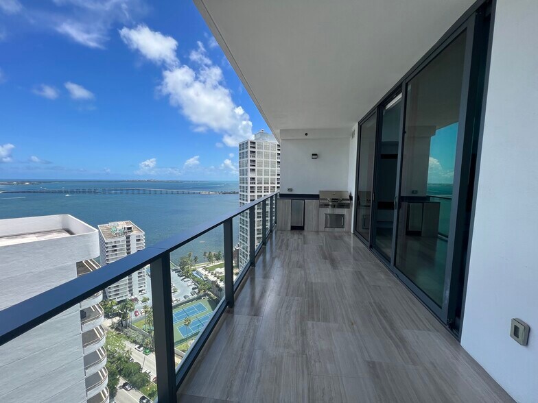 Building Photo - 1451 Brickell Ave