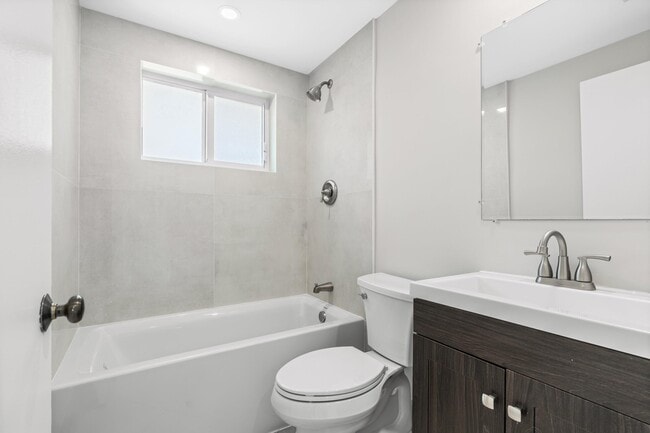 Building Photo - 541 NE 44th St