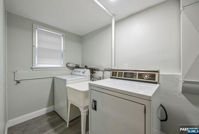 Building Photo - 164 Jeffer Ct