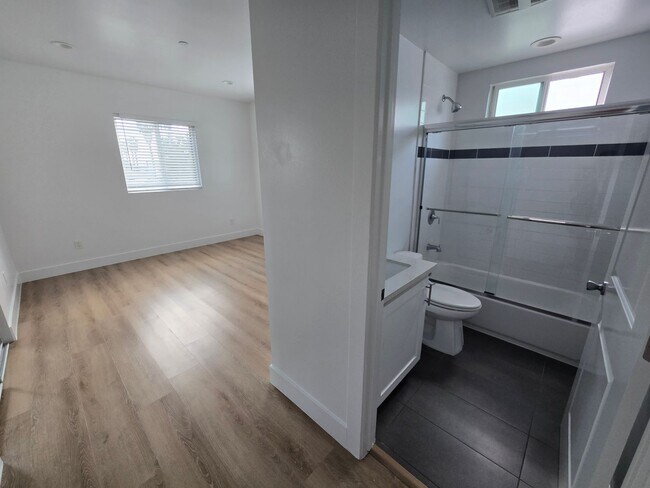 Building Photo - 3920-3922 1/2 Brighton Ave