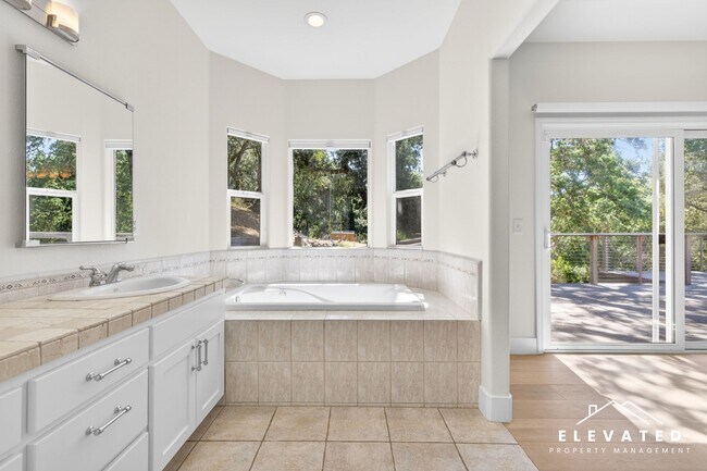 Building Photo - 9400 Chalk Hill Rd