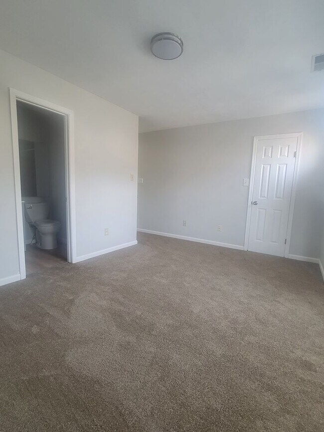 Building Photo - Newly remodelled 3 bedroom 2.5 bath townhouse