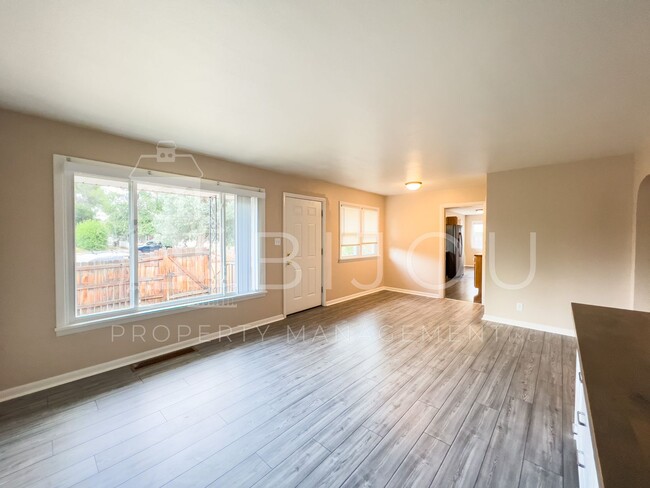 Building Photo - Move In Incentive, $300 off!!