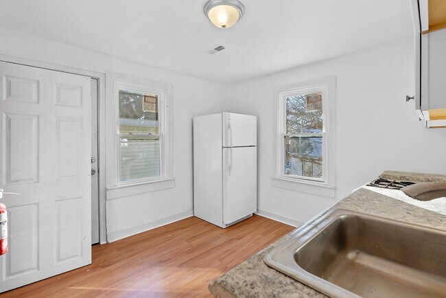 Building Photo - 126 S 4th St