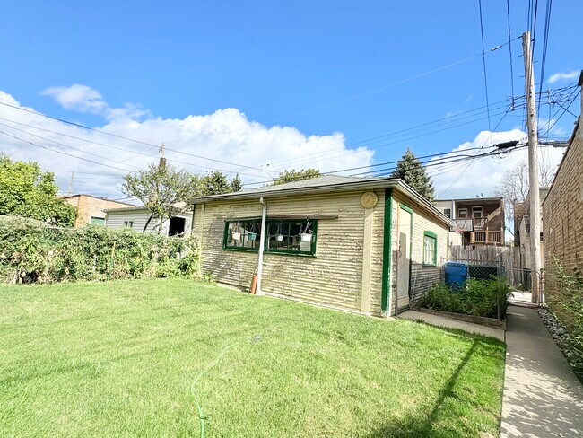 Building Photo - 5713 N Talman Ave