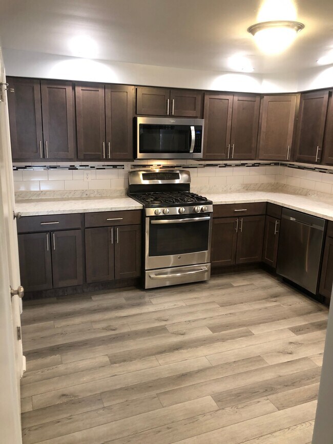 Building Photo - 488 Caroline Street