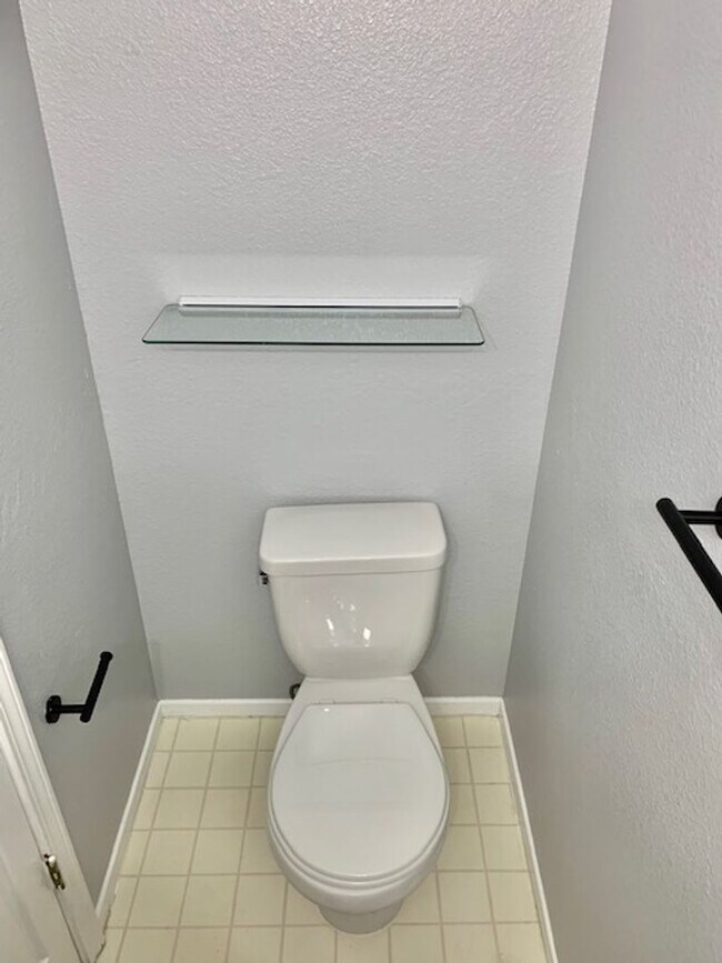 Building Photo - Tranquil 2 bed 2.5 bath Townhouse in Fairf...