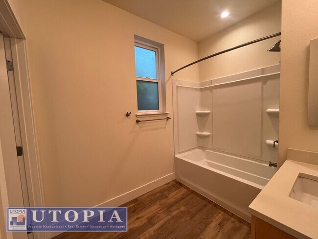 Building Photo - Spacious and Modern 3-bedroom, 3.5 bathroo...
