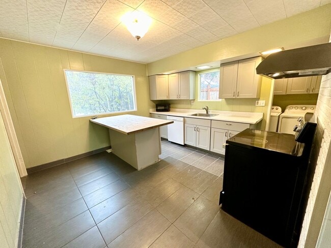Building Photo - Inviting 3 Bed, 1 Bath Home in Roslyn, Whe...
