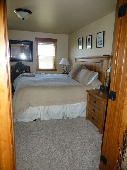 Building Photo - 2025 Lake Hills Dr