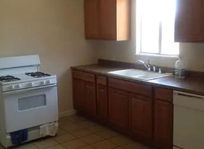 Building Photo - 3 Bedroom 1 1/2  Bath Home In Tehachapi