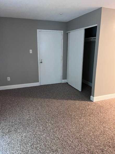 Primary Photo - 14 Village Green Ln