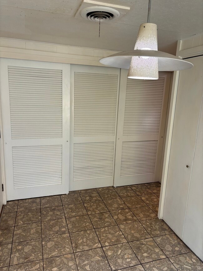 Building Photo - 920 Wesley Rd NW