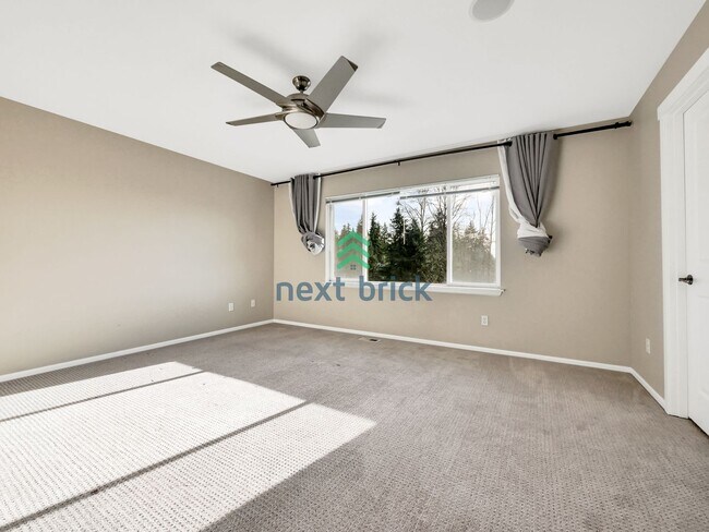 Building Photo - 5 Bed and 3.5 Bath Single-family Home is A...