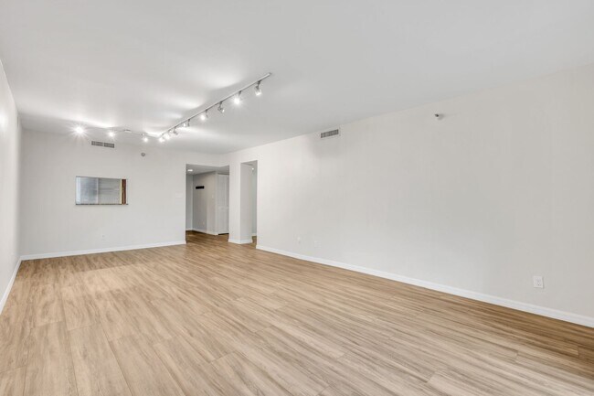 Building Photo - Updated 2-Bedroom Condo Near the Riverwalk