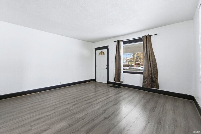 Building Photo - 3 bedroom available for immediate move i!