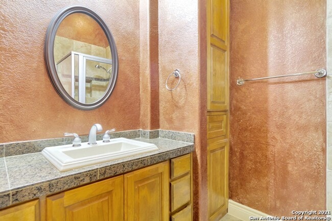 Building Photo - 4 Bedroom/4 Bath Champion Ridge Subdivision