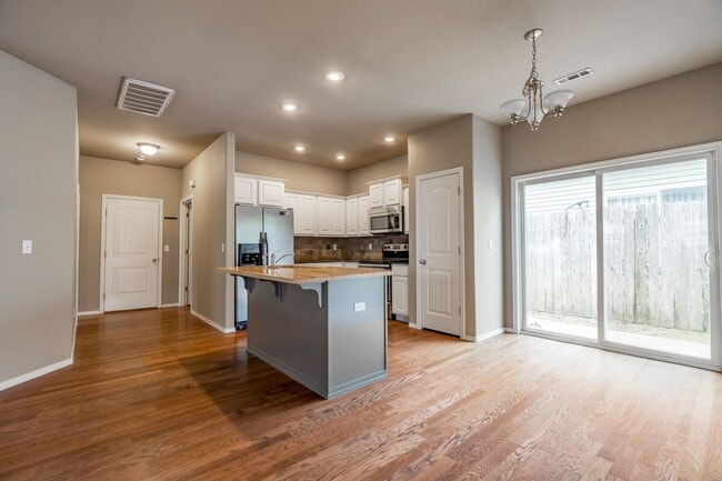 Building Photo - Spacious 3 Bedroom Home Close to UofA!