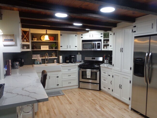 Building Photo - 4 BEDROOM ON KNOLL CIRCLE