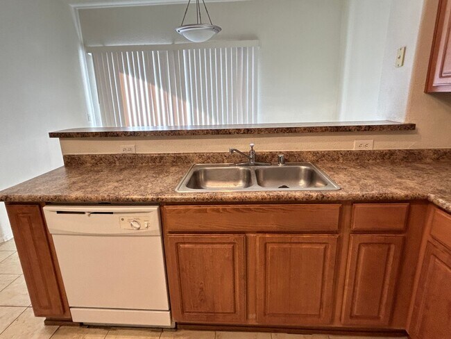 Building Photo - Gated 2 Bedroom, 2 Bathroom Condo offering 1 month FREE !