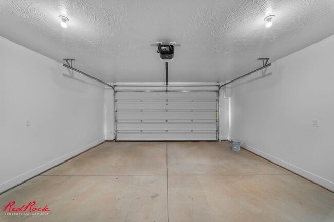 Building Photo - Newly Built Townhome!