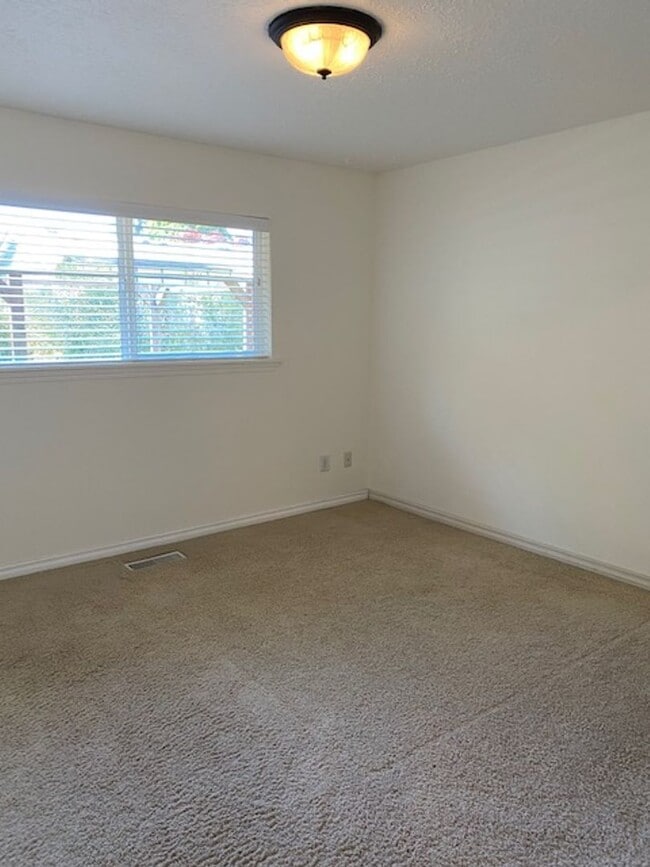 Building Photo - 19260 SW Vista St