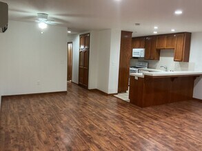 Building Photo - Los Caballeros #325