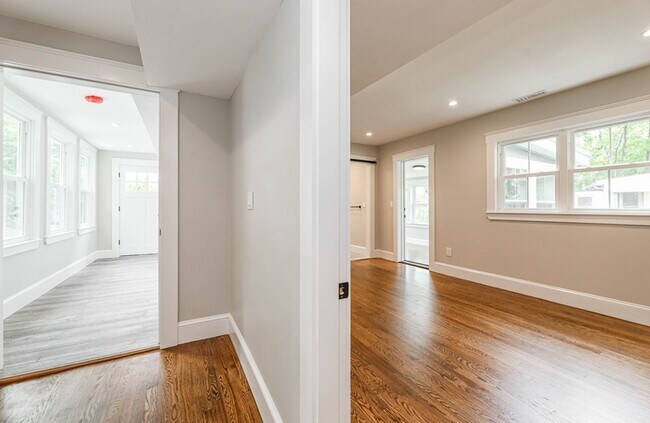 Building Photo - Modern 4bed 3 Bath with 3 parking