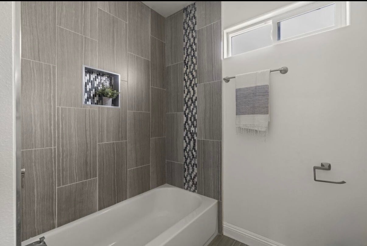 Shared bathroom between room 1 and 2 - 5434 4th Ave