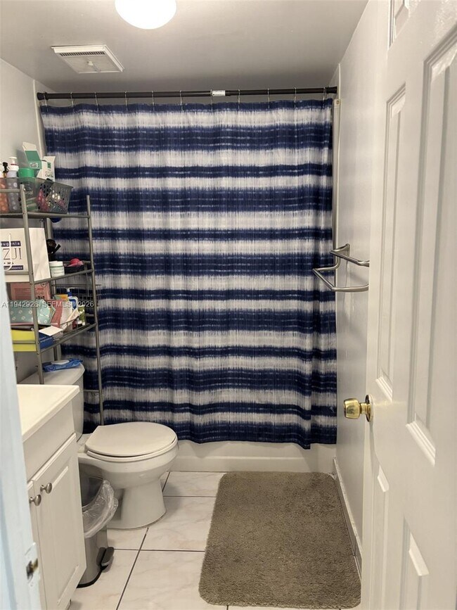 Building Photo - 2565 W 56th St