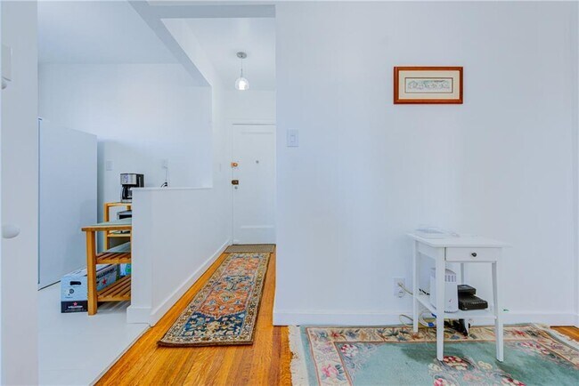 Building Photo - 7 9th St