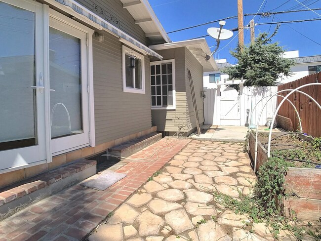 Building Photo - Charming Home with Prime Location & Ample Living Space
