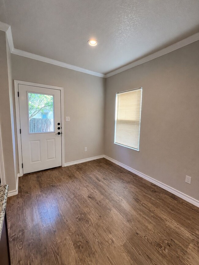 Building Photo - 5016 Flipper Dr