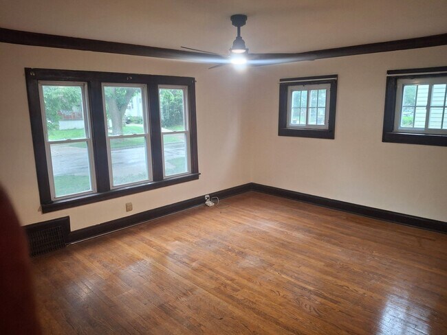 Building Photo - 306 N 71st St