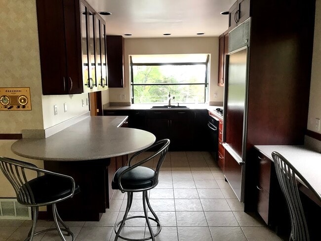 Building Photo - SW PDX Spacious Mid-Century Home Located i...